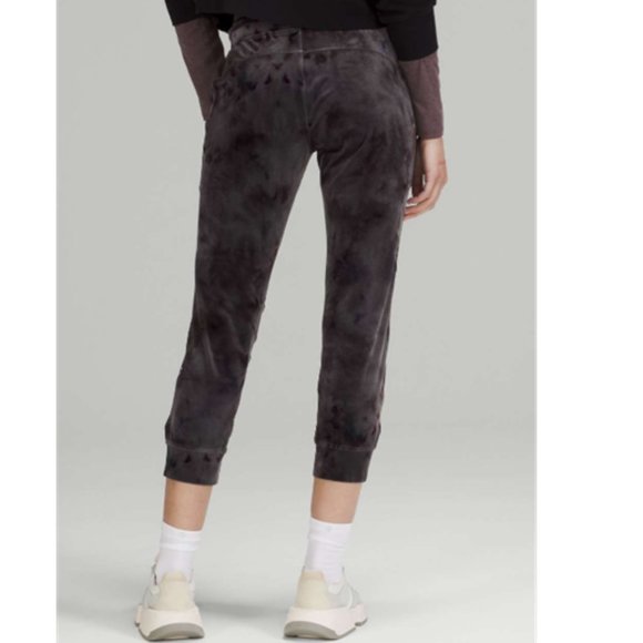 LIKE NEW! Lululemon Ready to Crush High-Rise Jogger Crop - Picture 3 of 16